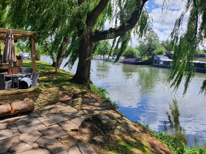 Thames riverbank at Rose Revived Inn, Newbridge Thames riverbank at Rose Revived Inn, Newbridge
